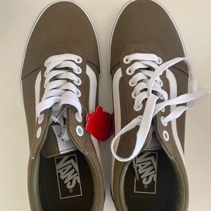 Mens 8 Vans Excellent condition. brand new never worn.